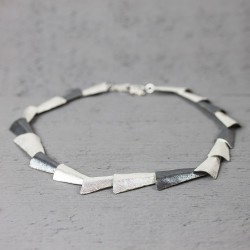 JEH COLLIER ZILVER EN ZILVER OXIDE DRIEHOEK - 214260 JEH COLLIER ZILVER EN ZILVER OXIDE DRIEHOEK - 214260