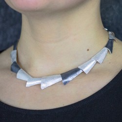JEH COLLIER ZILVER EN ZILVER OXIDE DRIEHOEK - 214260 JEH COLLIER ZILVER EN ZILVER OXIDE DRIEHOEK - 214260