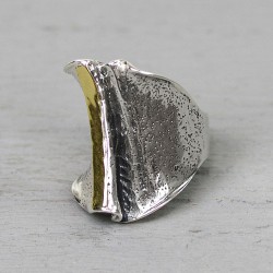 JEH ZILVEREN RING MET VERTICALE BAND 9 KARAAT GOUD - 207024 JEH ZILVEREN RING MET VERTICALE BAND 9 KARAAT GOUD - 207024